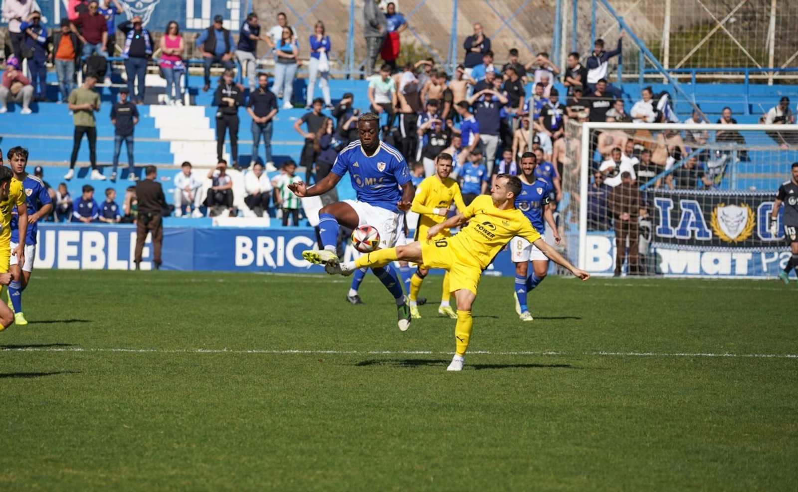 Jannick Buyla intercepta un balón en su debut en Linarejos.