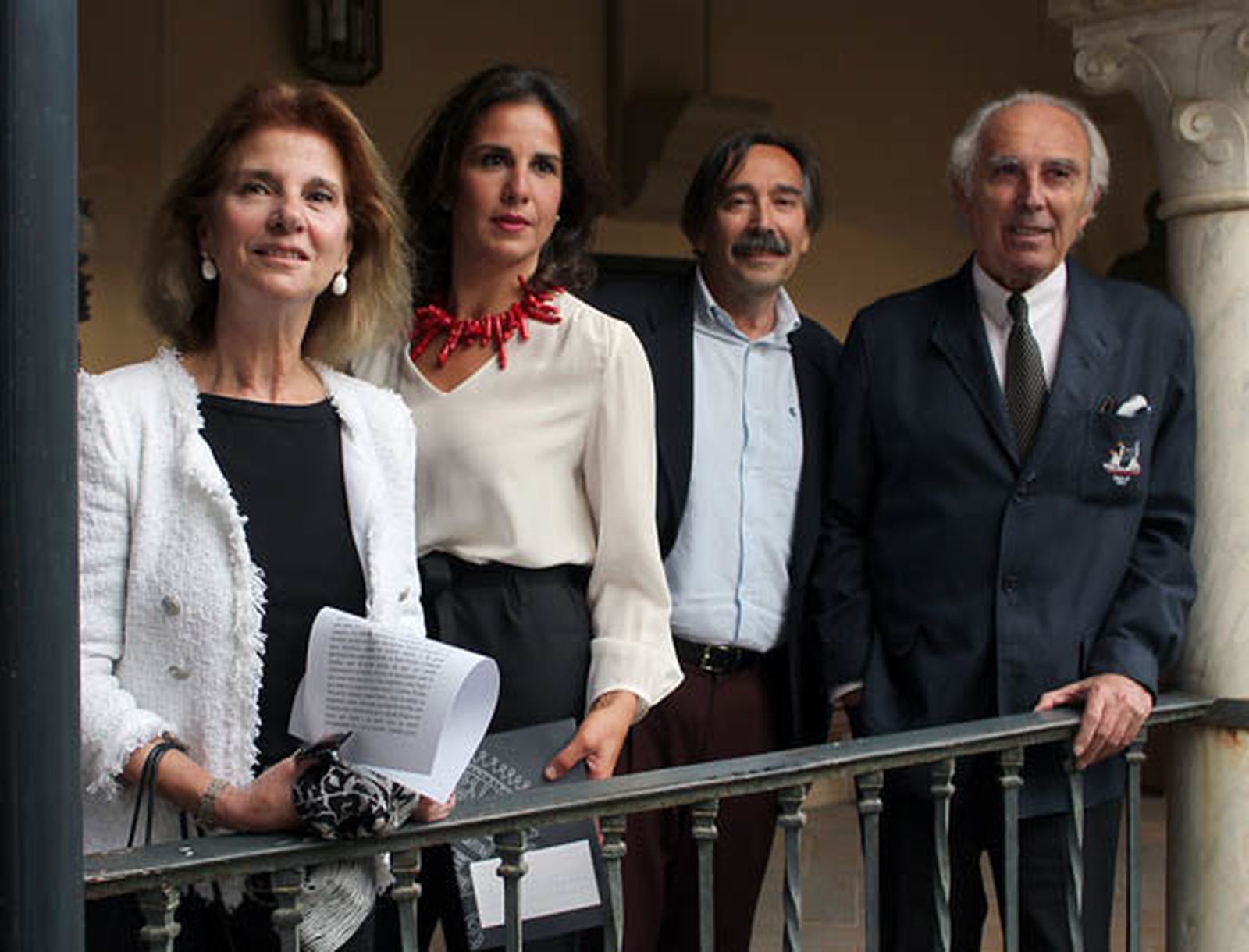 La marquesa de Méritos, Isabel de León, presidenta de la Real Academia de Bellas Artes Santa Isabel de Hungría; la autora del libro, Clara Zamora Meca; el catedrático de Historia del Arte de la Universidad de Sevilla, Fernando Martín, y Juan Ybarra Mendaro, hijo del IV conde de Ybarra.  Foto: Victoria Ramírez
