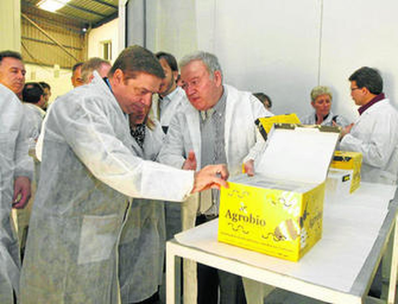 El gerente de Agrobío, José Antonio Santorromán, muestra una colmena biopolinizadora al consejero de Agricultura.