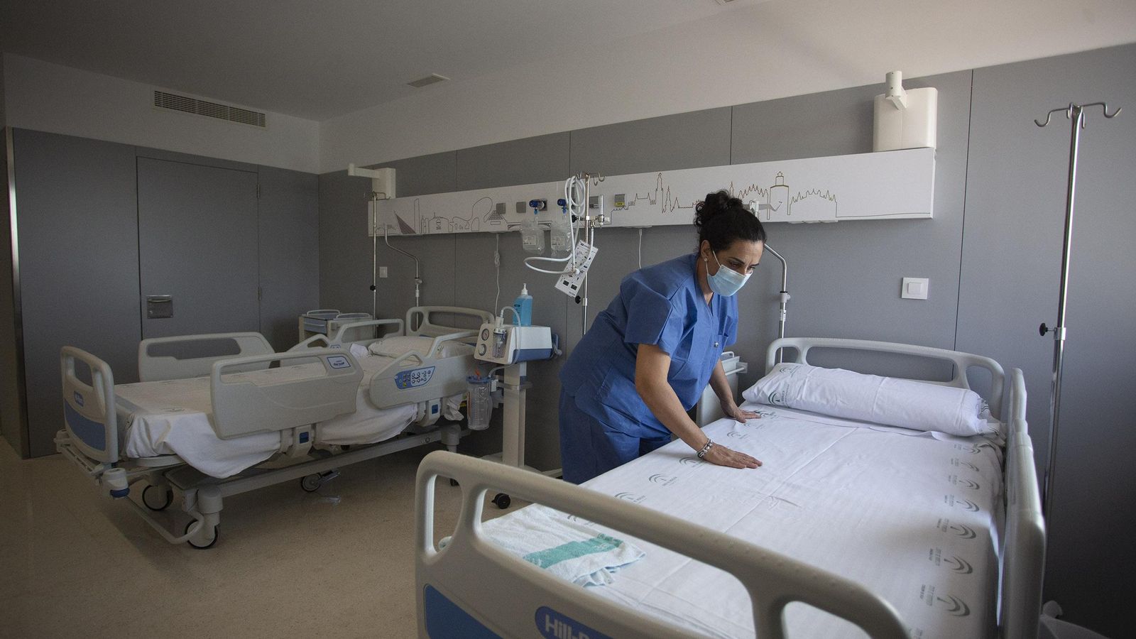 Las imágenes de la visita al interior del Hospital Militar de Sevilla