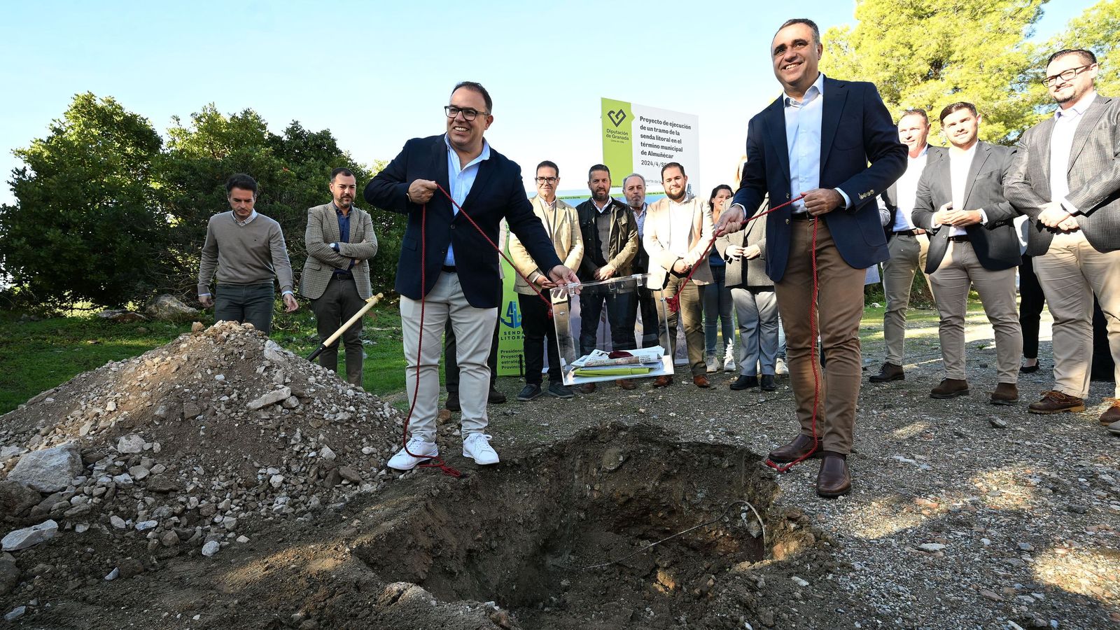 Francis Rodríguez. presidente de la Diputación de Granada, colocando la primera piedra.