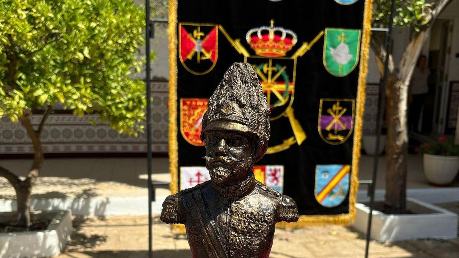 El busto del general es obra del escultor almeriense Mario Jesús Latorre El busto del general es obra del escultor almeriense Mario Jesús Latorre