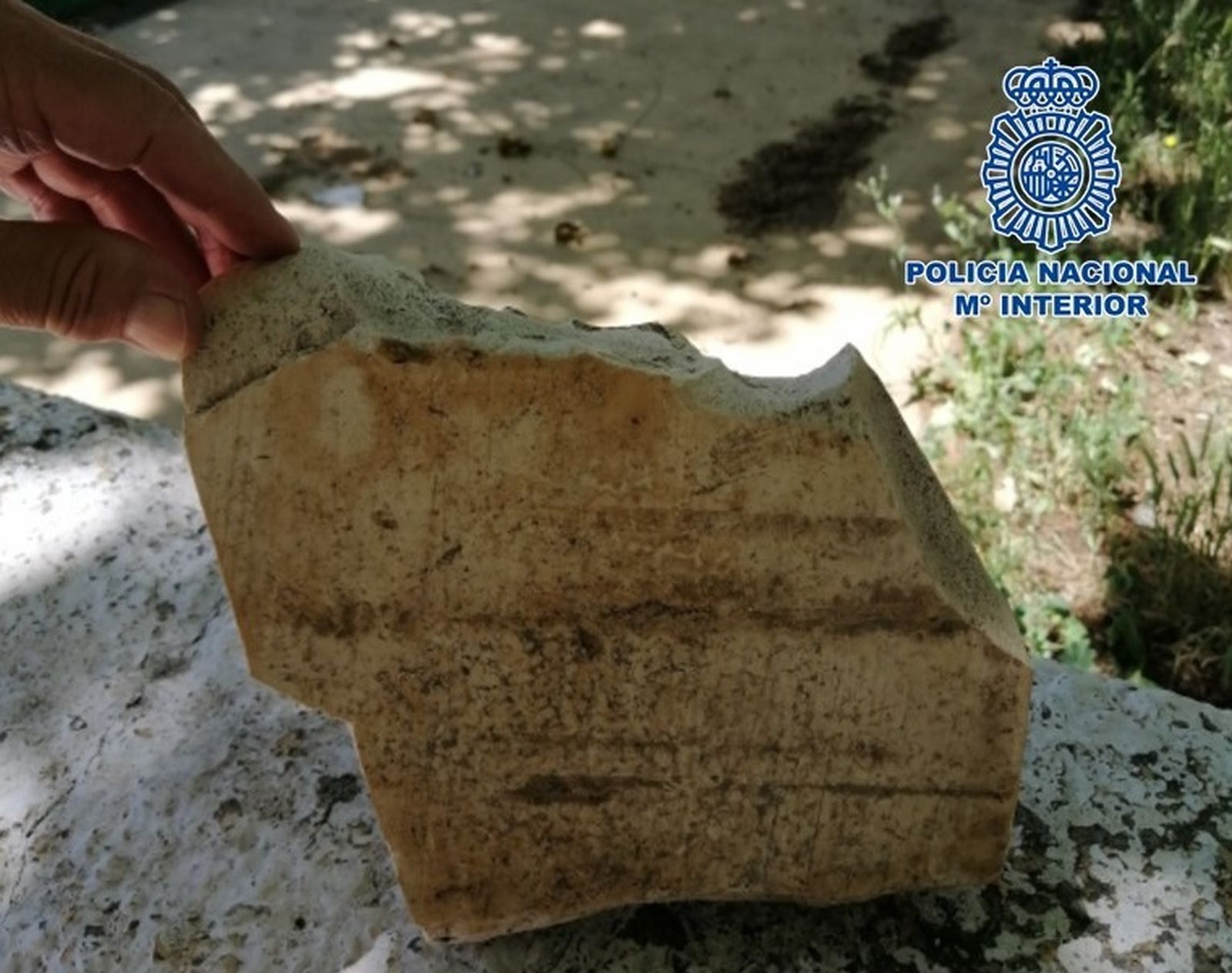 Imagen de una de las piedras empleadas por el presunto agresor.