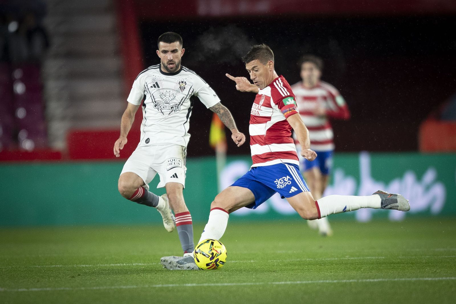 Rubén Alcaraz golpea el cuero con la izquierda.