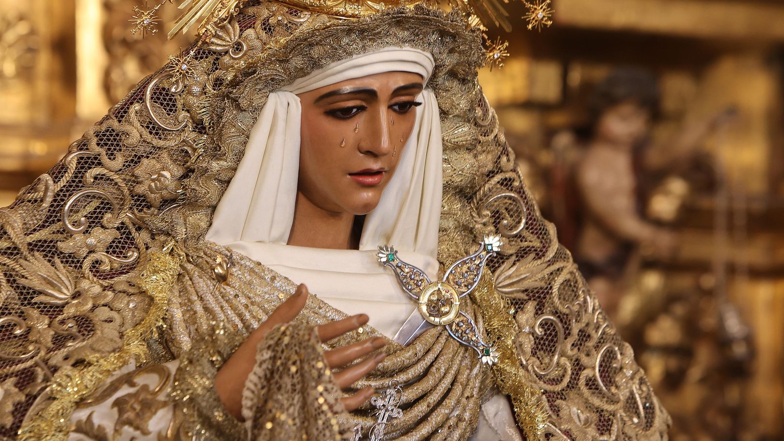 Detalle del rostro de la Esperanza de Triana durante su veneración