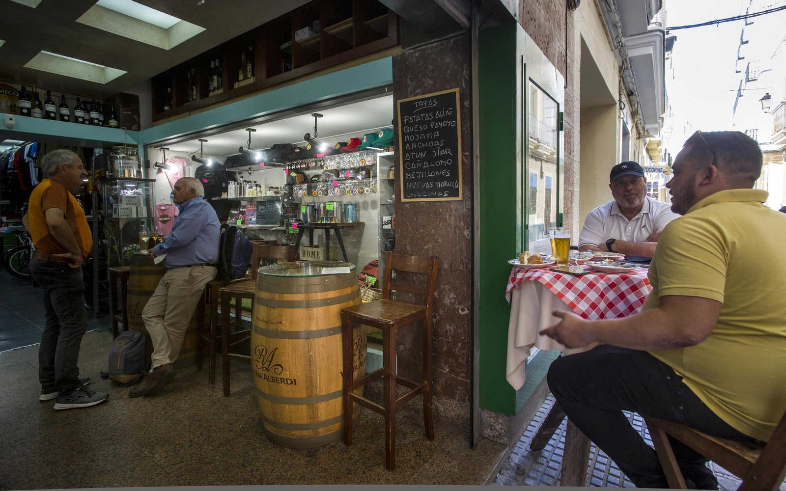 Así es el bar Pelayo-Hecho en Cádiz, un museo del buen comer y el motor