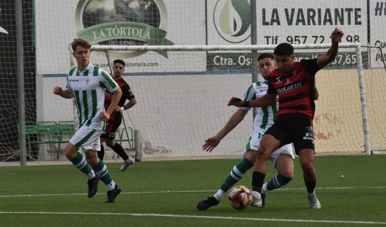 El rojinegro Ismael García intenta esquivar la entrada del blanquiverde Álex Jiménez. El rojinegro Ismael García intenta esquivar la entrada del blanquiverde Álex Jiménez.