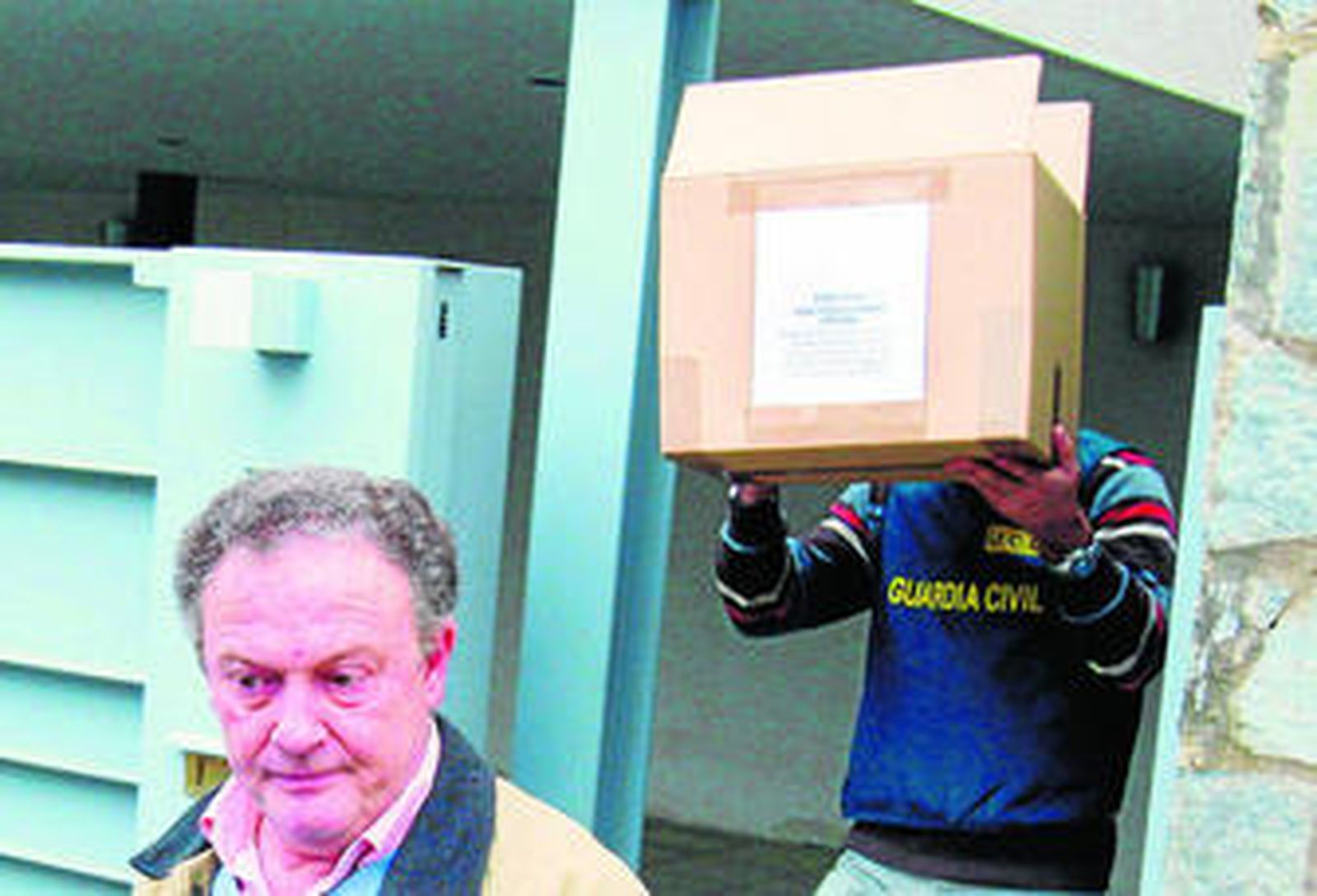 José Mora, en primer plano, saliendo de su casa tras un registro en mayo del año pasado.