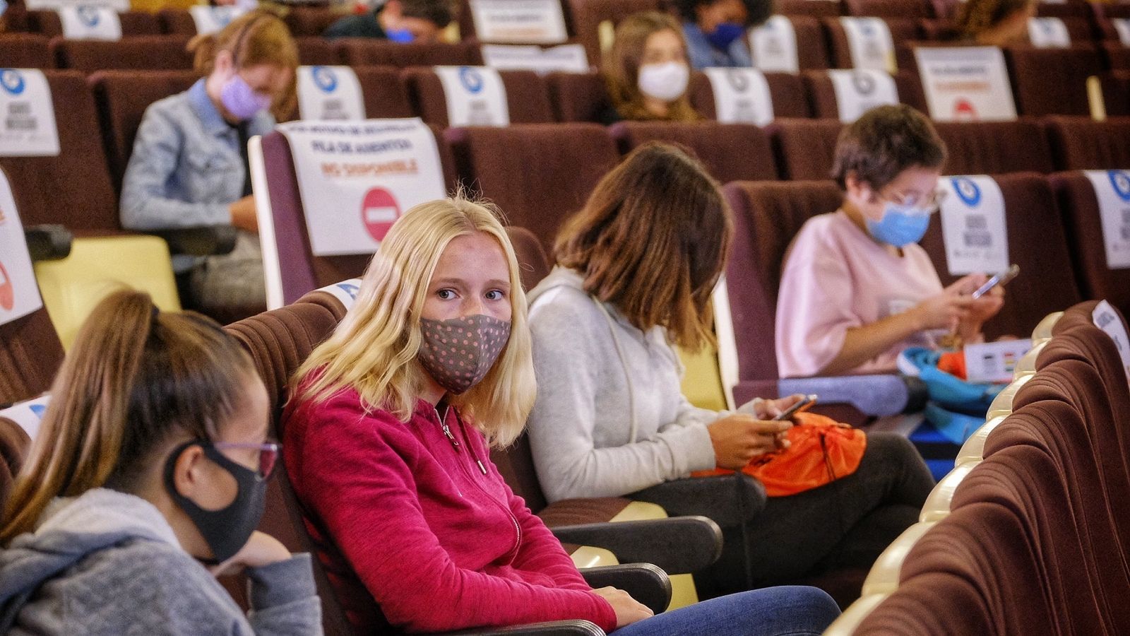 No había ni una persona en la sala desprovista de mascarilla