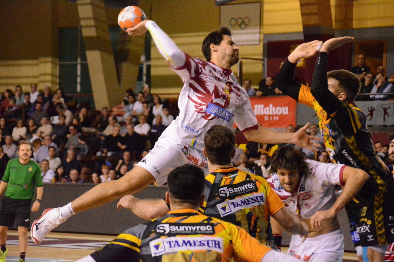 Feuchtmann lanza ante la defensa del Ángel Ximénez-Avia.