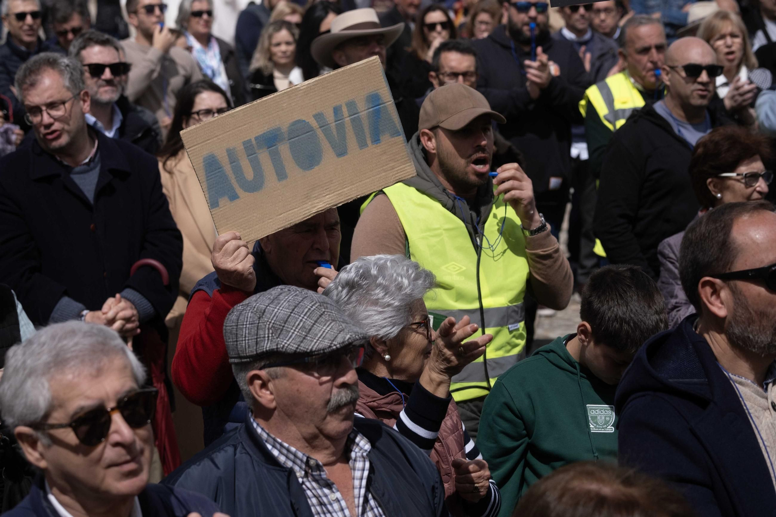 Manifestación por la mejora de las carreteras de la Serranía de Ronda, en fotos