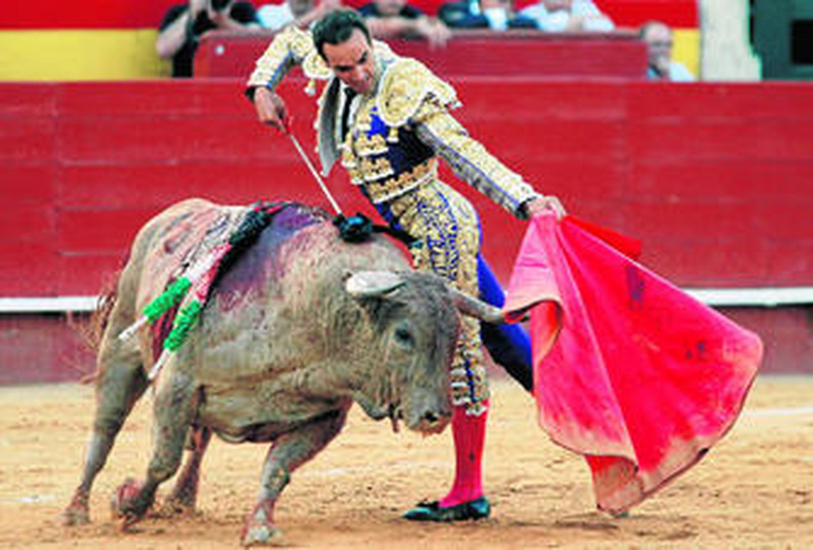 El Cid, durante la lidia de su segundo toro en la corrida de ayer en Valencia.