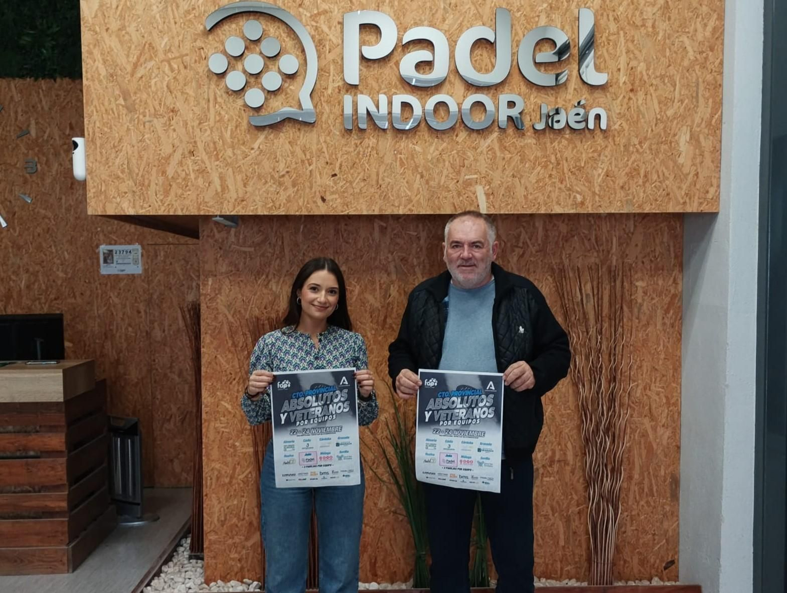 Ana Núñez y Miguel Ligero posan con el cartel oficial de las dos citas.