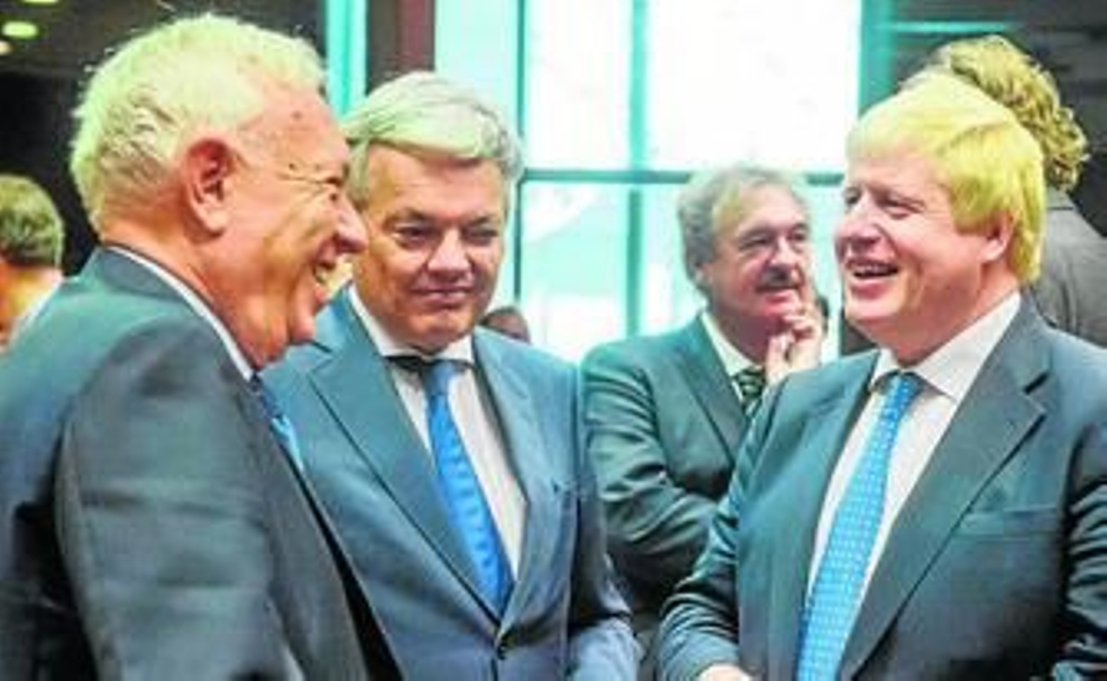 García Margallo, a la izquierda, habla con Boris Johnson, a la derecha, en julio en Bruselas.