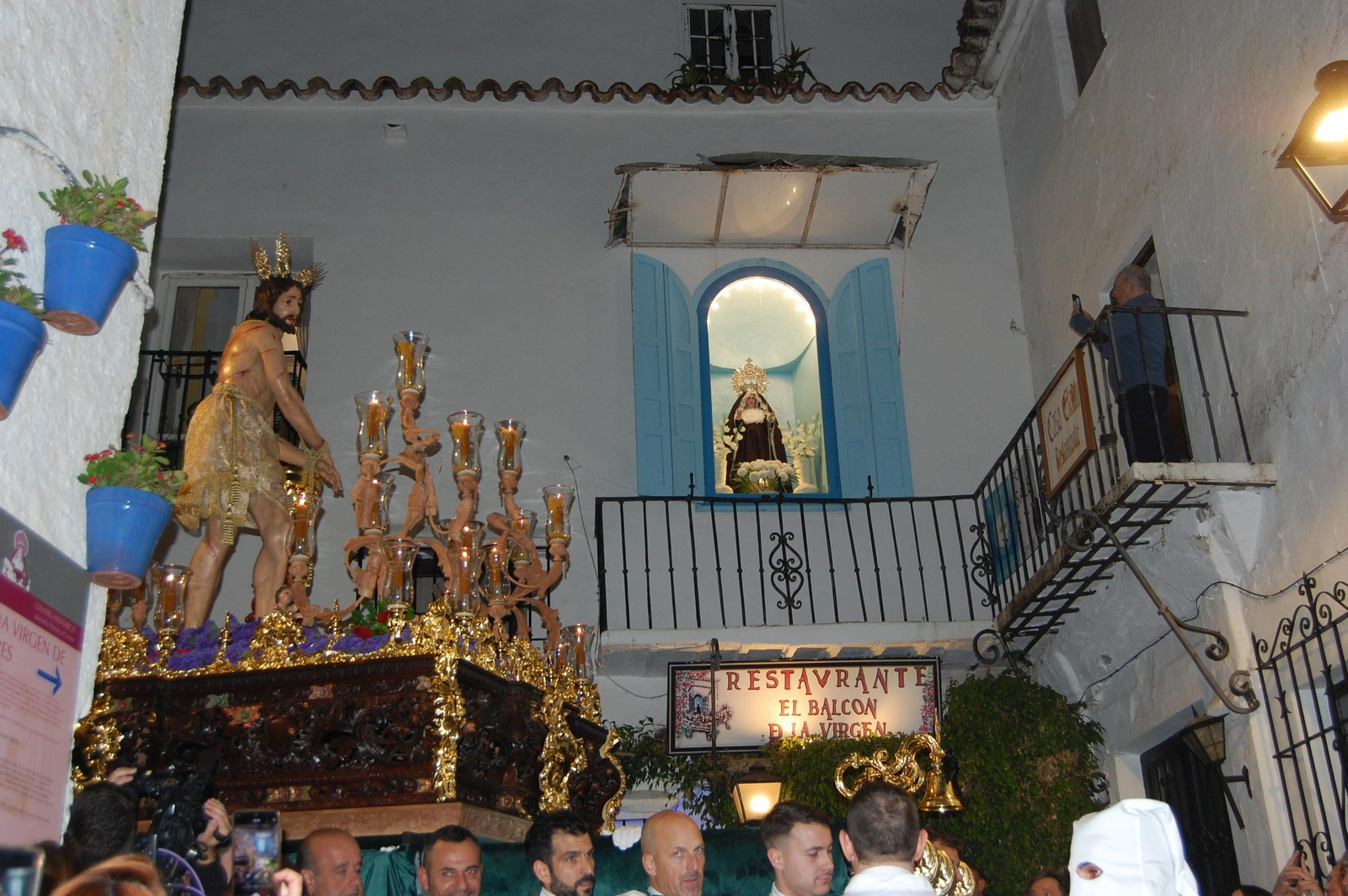 La bajada del Cristo por la calle Virgen de los Dolores.