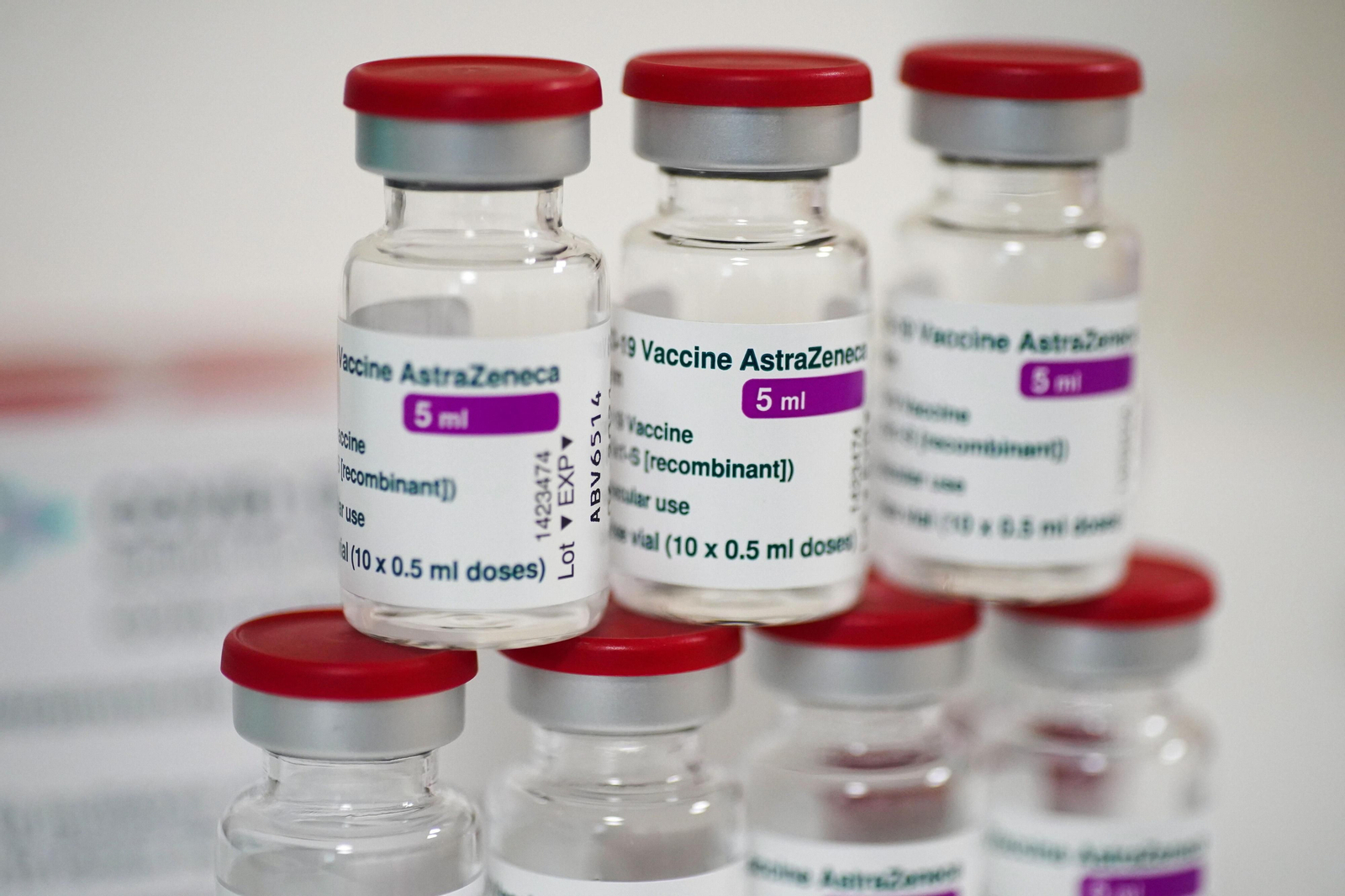 La vacuna de AstraZeneca muestra una eficacia del 79% en un nuevo estudio