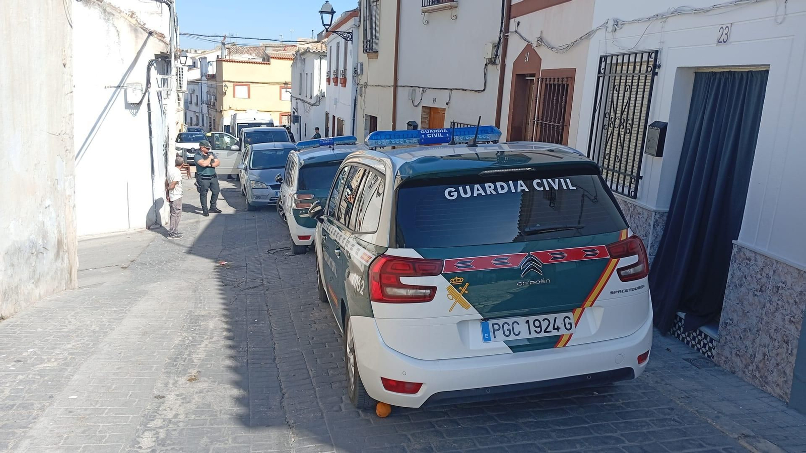 Efectivos de la Guardia Civil en el barrio de San Pedro de Baena.