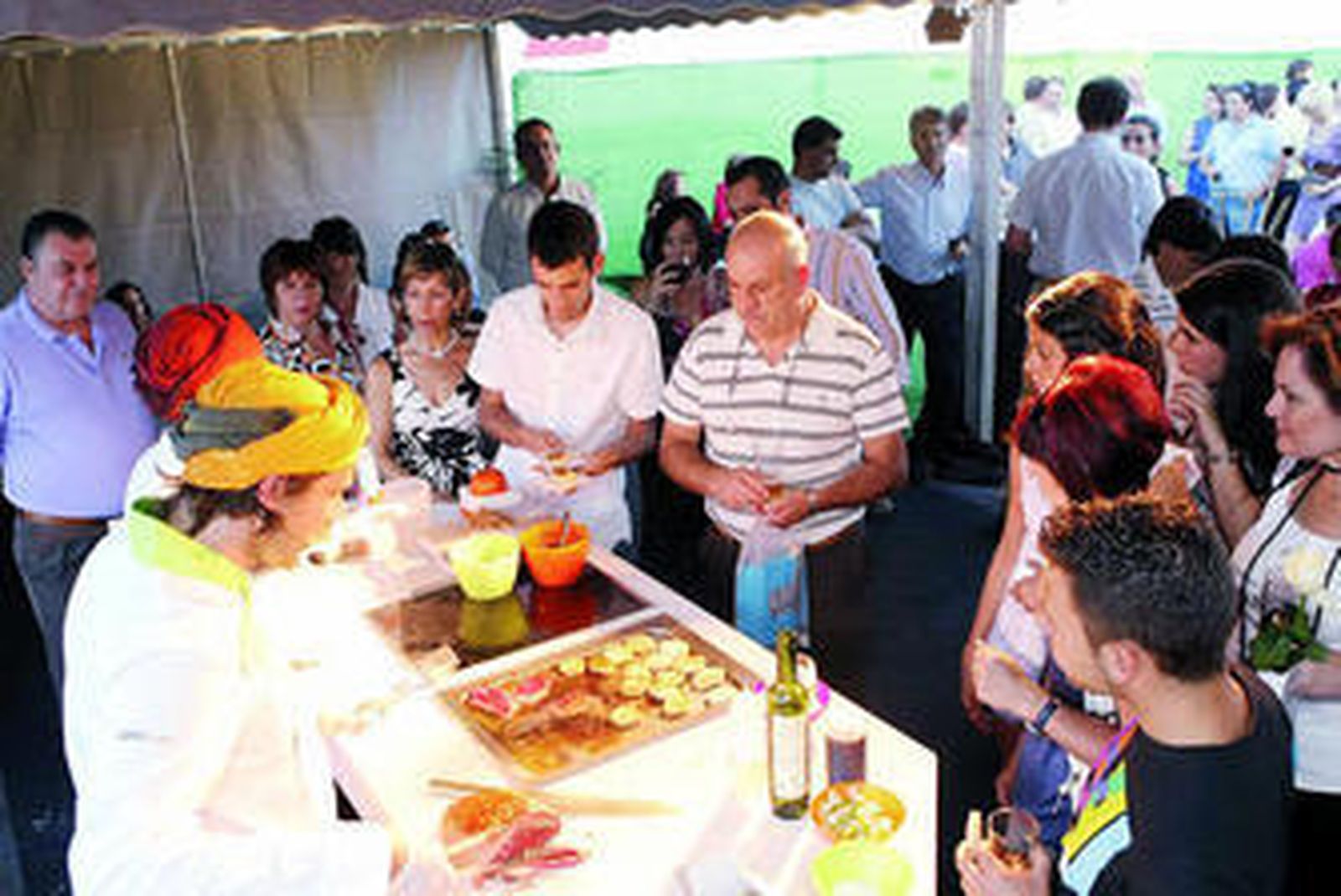 El chef argentino Chakall hizo una demostración en la inauguración.