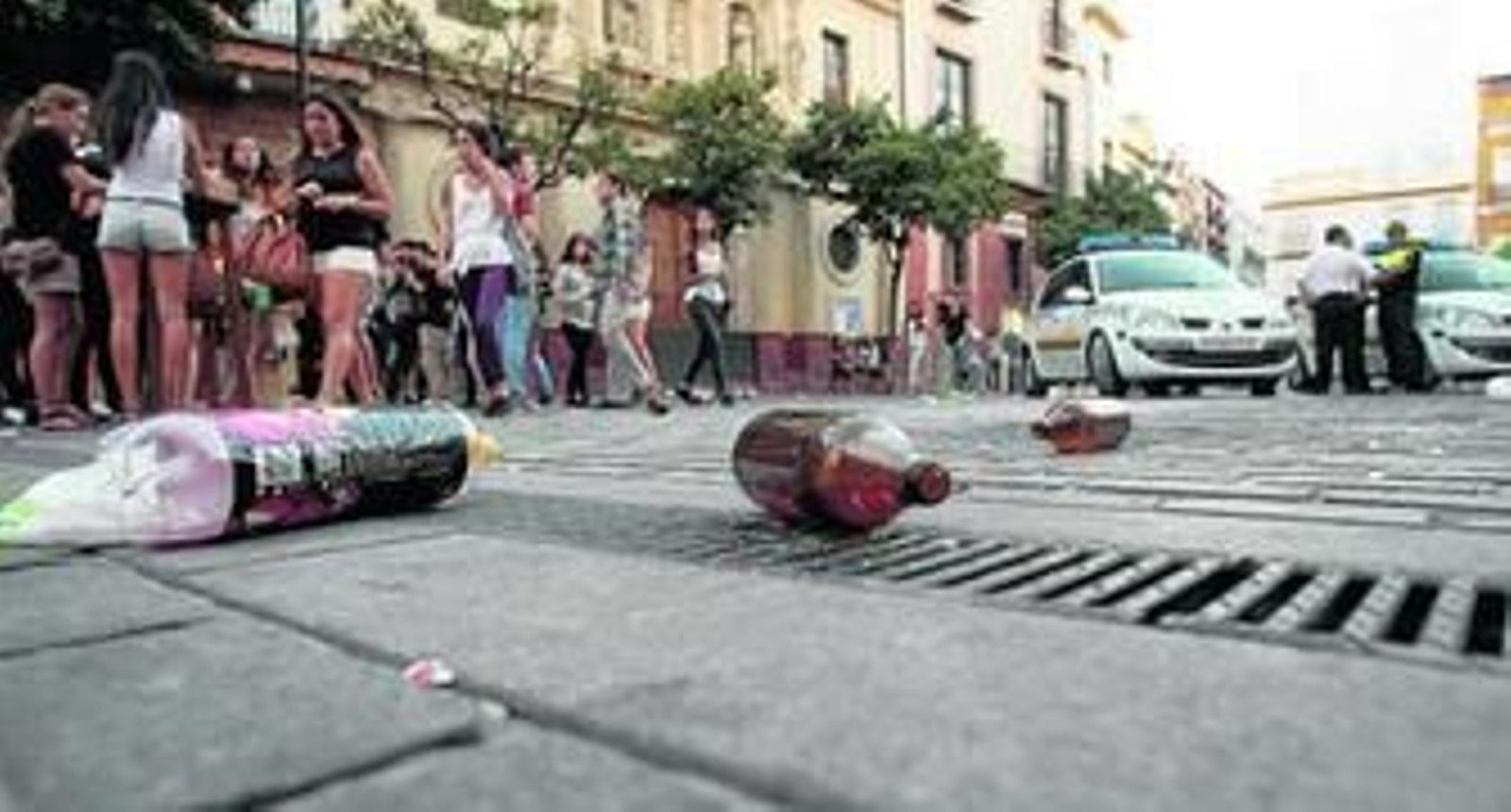 Restos de botellas de cerveza y de tinto en la plaza del Salvador, durante la 'botellona' universitaria celebrada el pasado lunes.