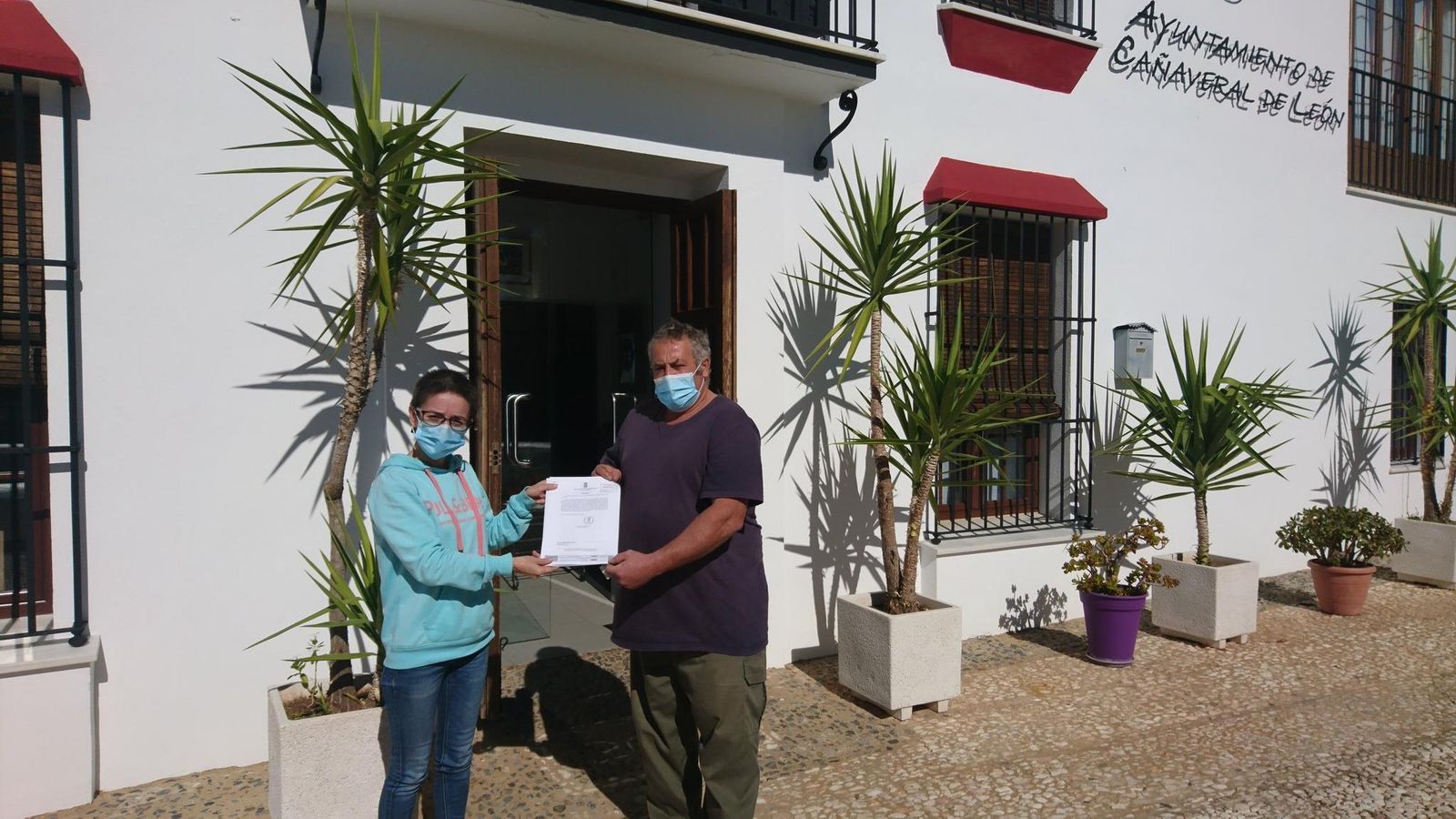 Julián Sánchez Rubio, vecino con el único horno de cal activo de la Sierra