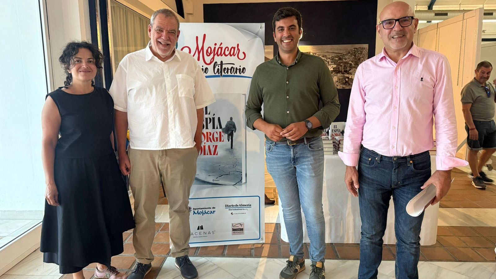 Jorge Díaz junto al alcalde de Mojácar, Francisco García, la concejal Noemí Linares, y el director de Diario de Almería.