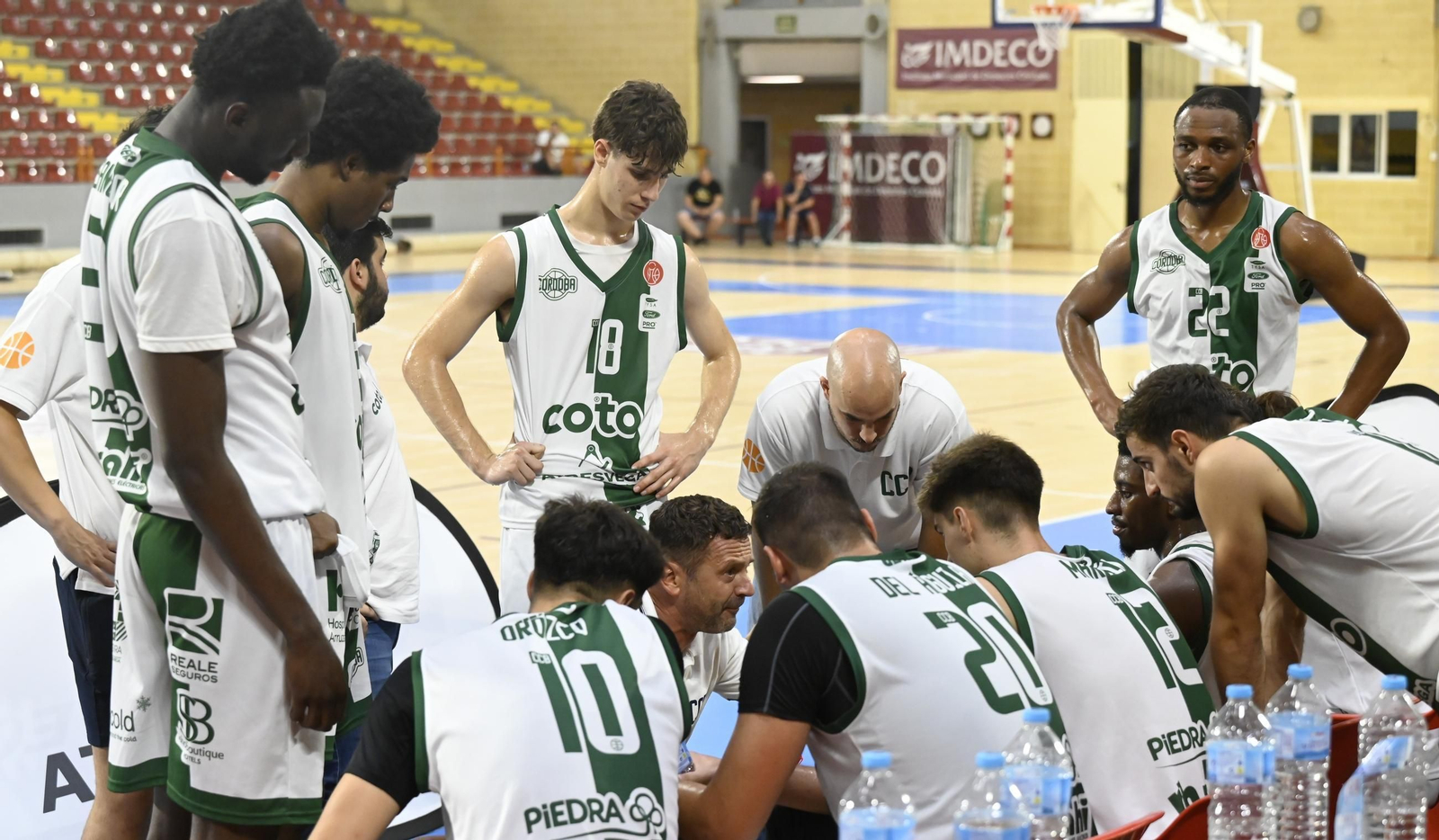 Los jugadores del Coto Córdoba atienden las indicaciones de Alfredo Gálvez en un tiempo muerto.