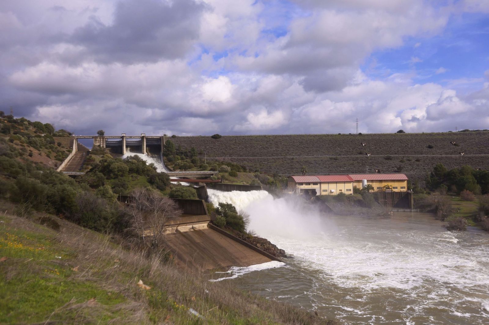 Las espectaculares imágenes del desembalse de San Rafael de Navallana en Córdoba