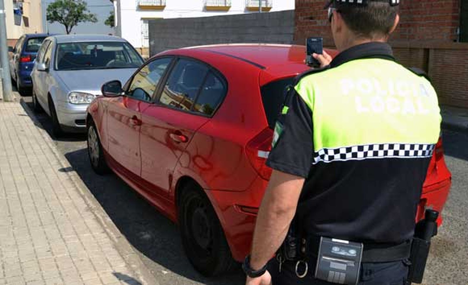 La aplicación para multar con el móvil llegará a 29 municipios tras el verano