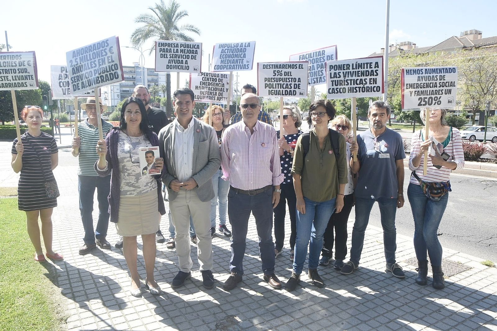 Pedro García y Antonio de la Rosa, junto a otros militantes de IU