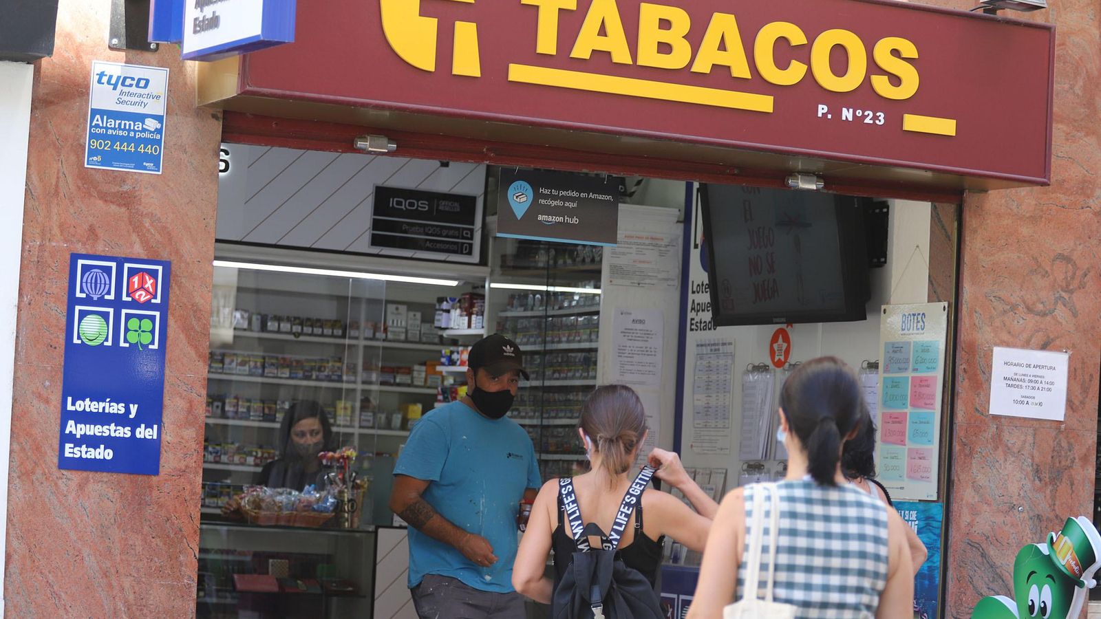 Cristina atiende en su estanco de la calle Ciudad de Aracena.