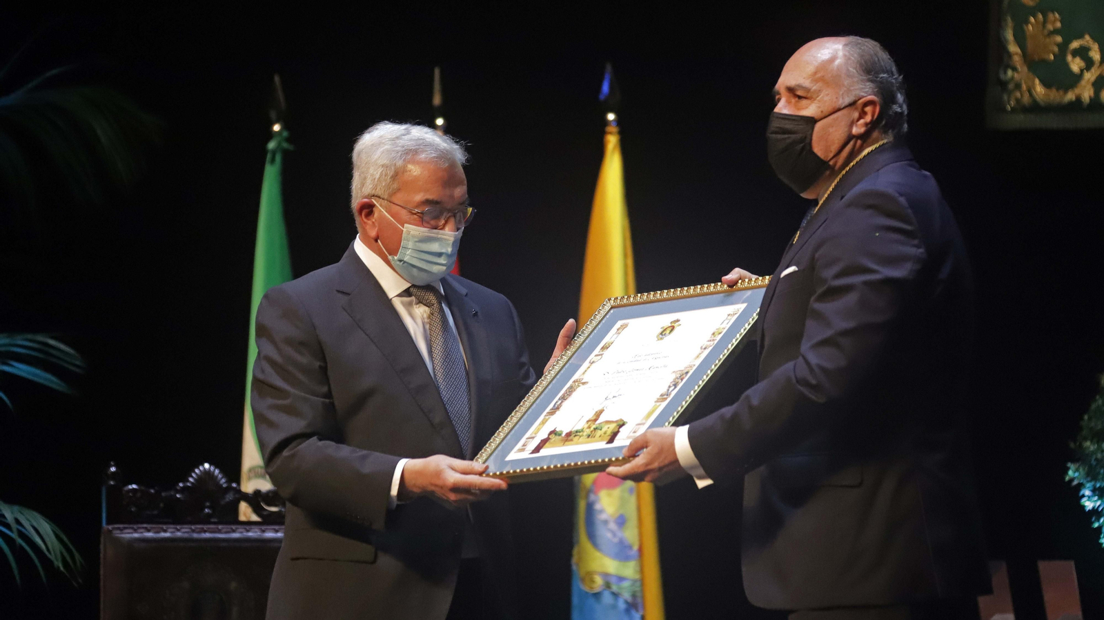 Fotos de la distinción del padre Pedro como Hijo Predilecto de Algeciras