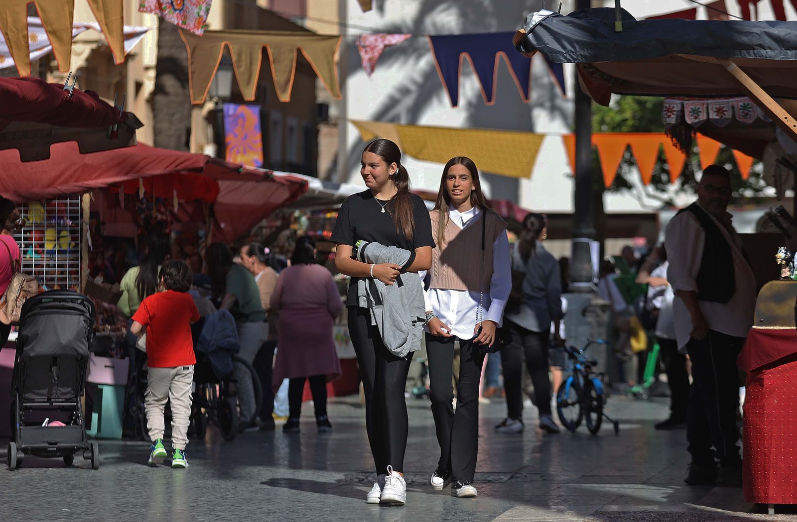 El mercadillo hippie de la Fiesta de la Primavera de La Línea, en imágenes