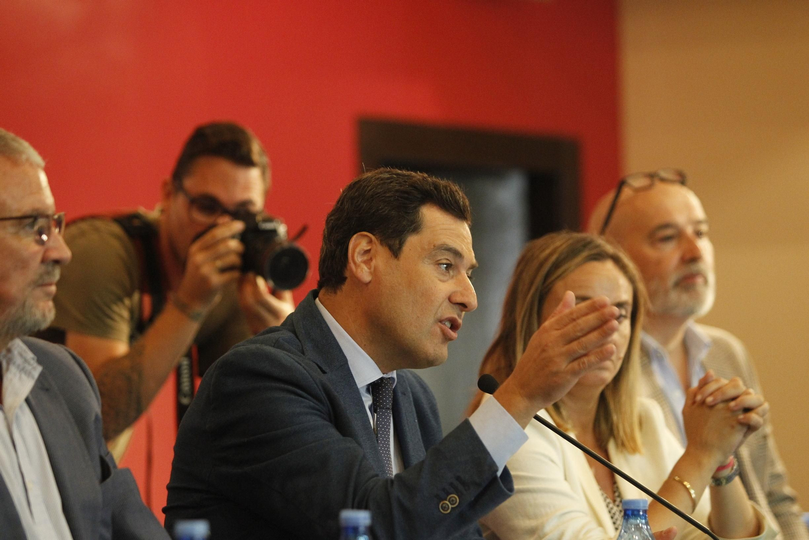 Fotogalería reunión Presidente Junta Andalucía, Juanma Moreno, con dueños viviendas irregulares del Almanzora