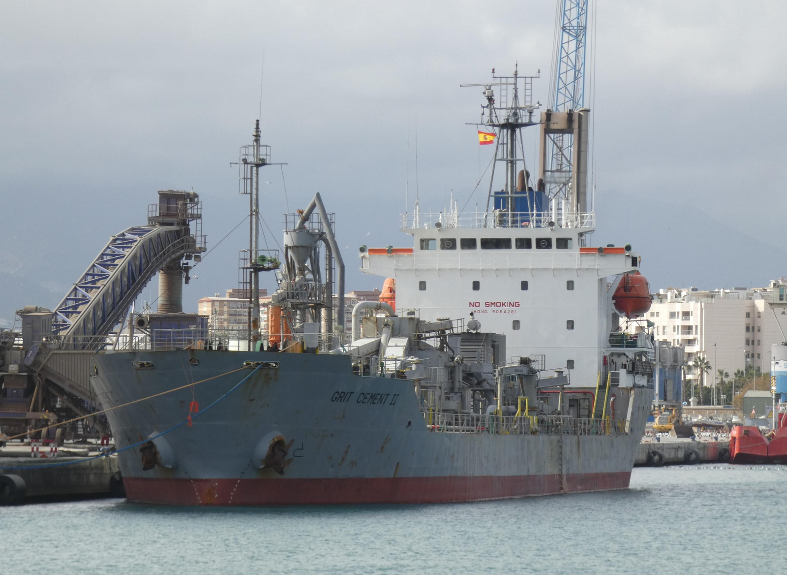 Buque ‘Grit Cement II’ cargando cemento en el muelle número seis este pasado fin de semana.