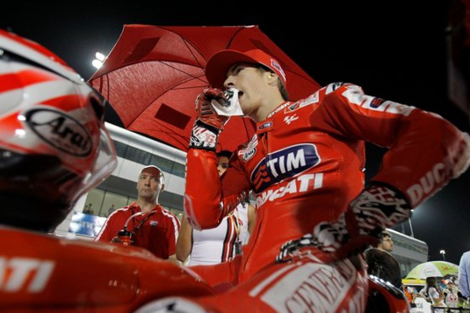 El piloto estadounidense Nicky Hayden se seca la boca con un pañuelo montado en su Ducati

Foto: Agencias