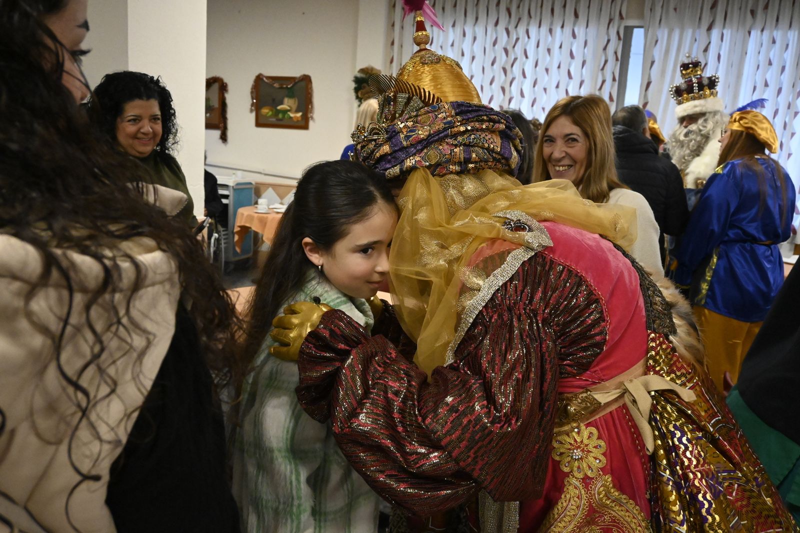 Visita de los Reyes Magos a los ancianos de los asilos de Huelva, en imágenes