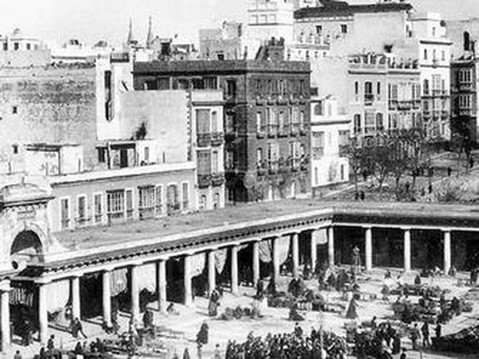 1909Inauguración del Café 'La Alhambra', en la plaza de la Libertad