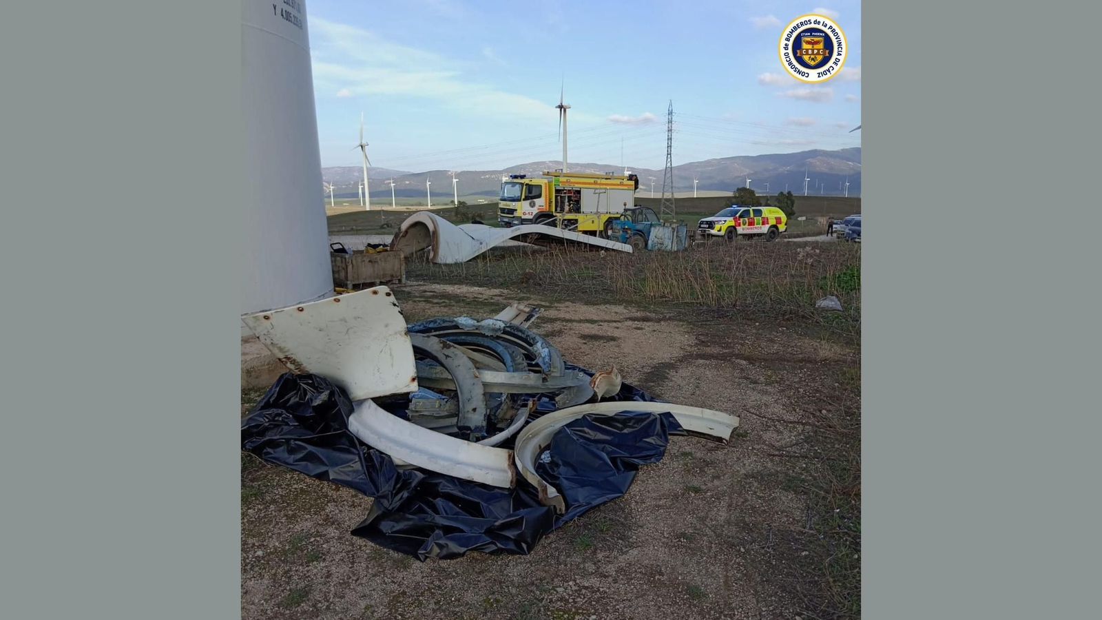 El trabajador quedó atrapado debajo de una de las piezas de un aerogenerador en un cortijo de Facinas.