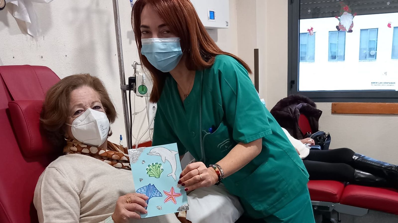 Una paciente con la carta que ha recibido.