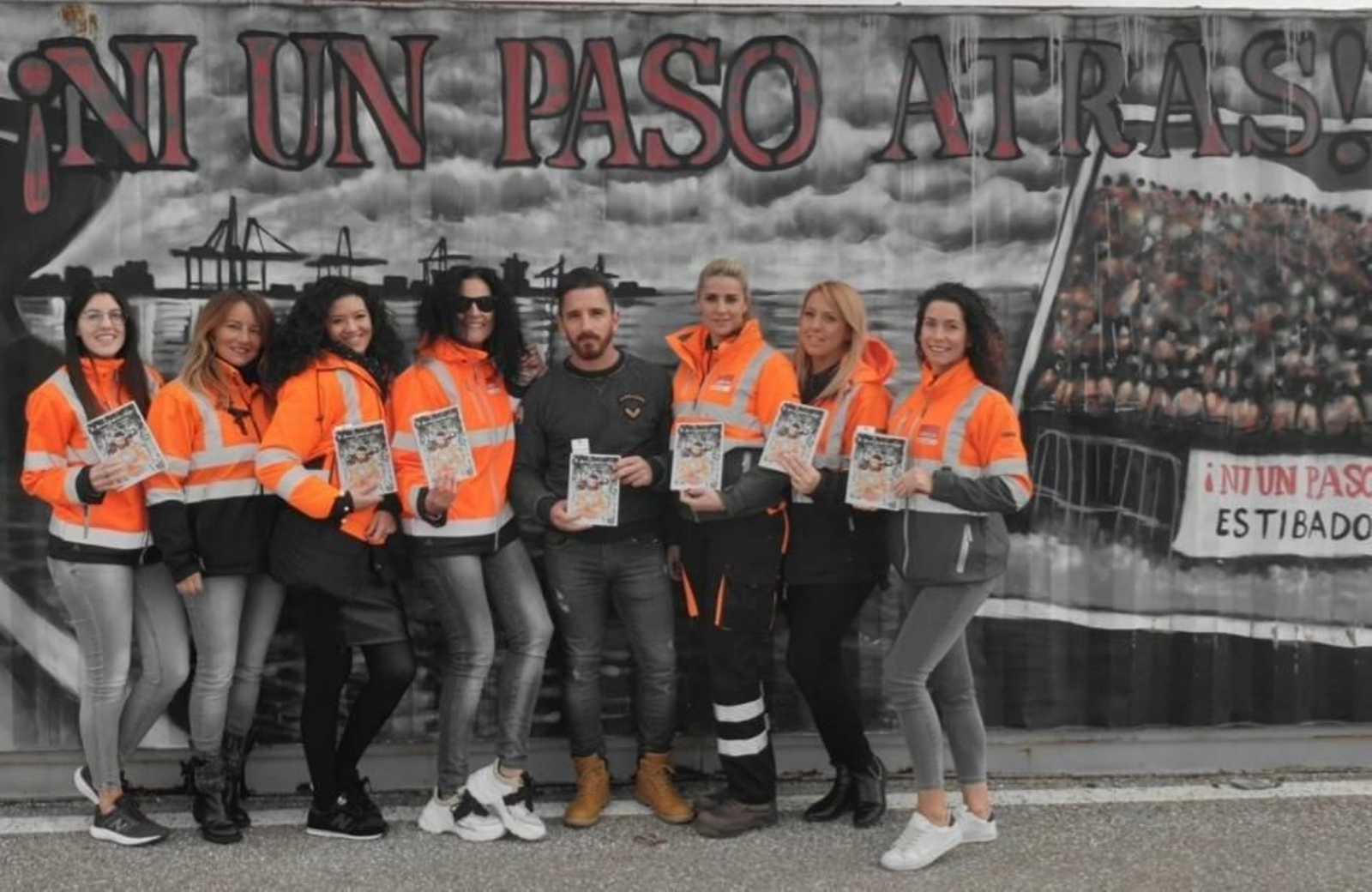 Nicolás Sánchez, junto a varias compañeras estibadoras del Puerto de Algeciras.