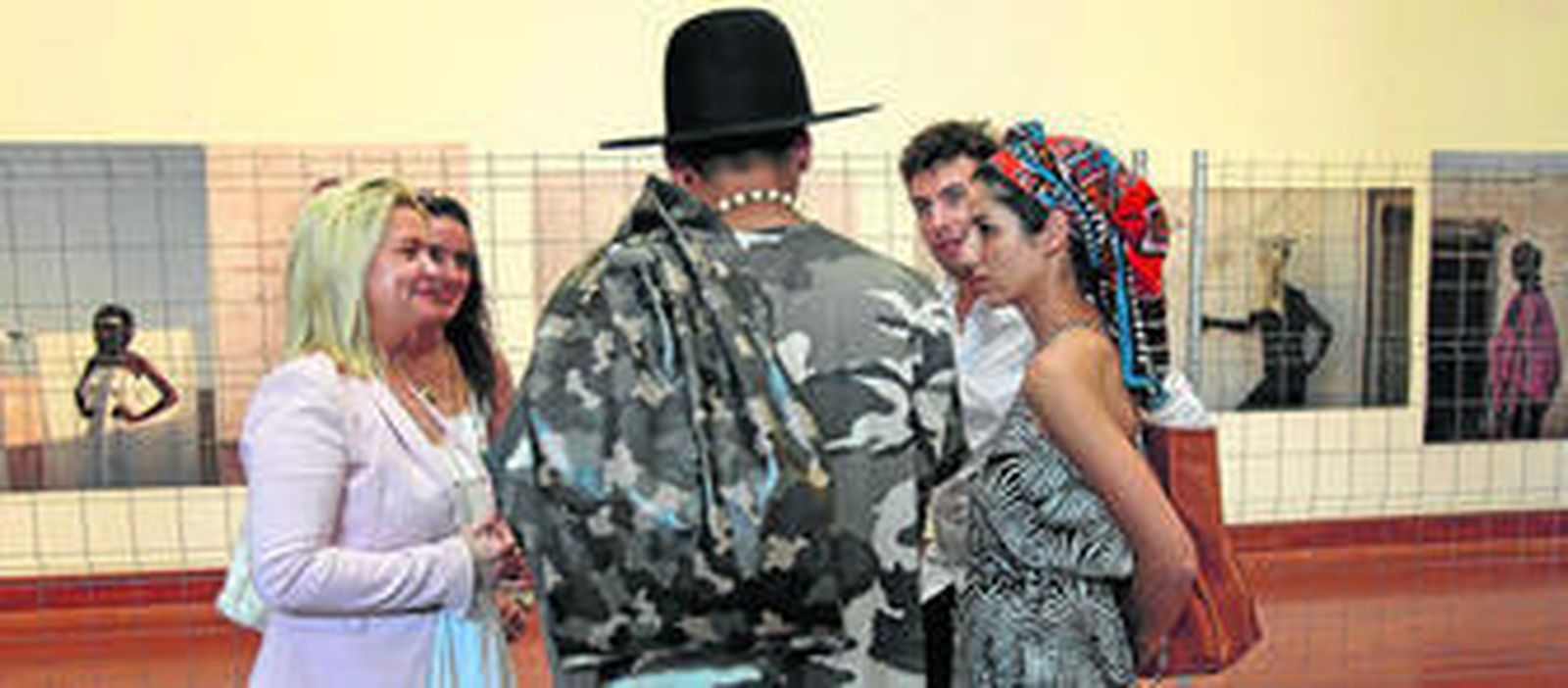 El nuevo concejal Adrián Martínez de Pinillos y la representante de Cajasol muestran las instalaciones y sus contenidos tras la inauguración.