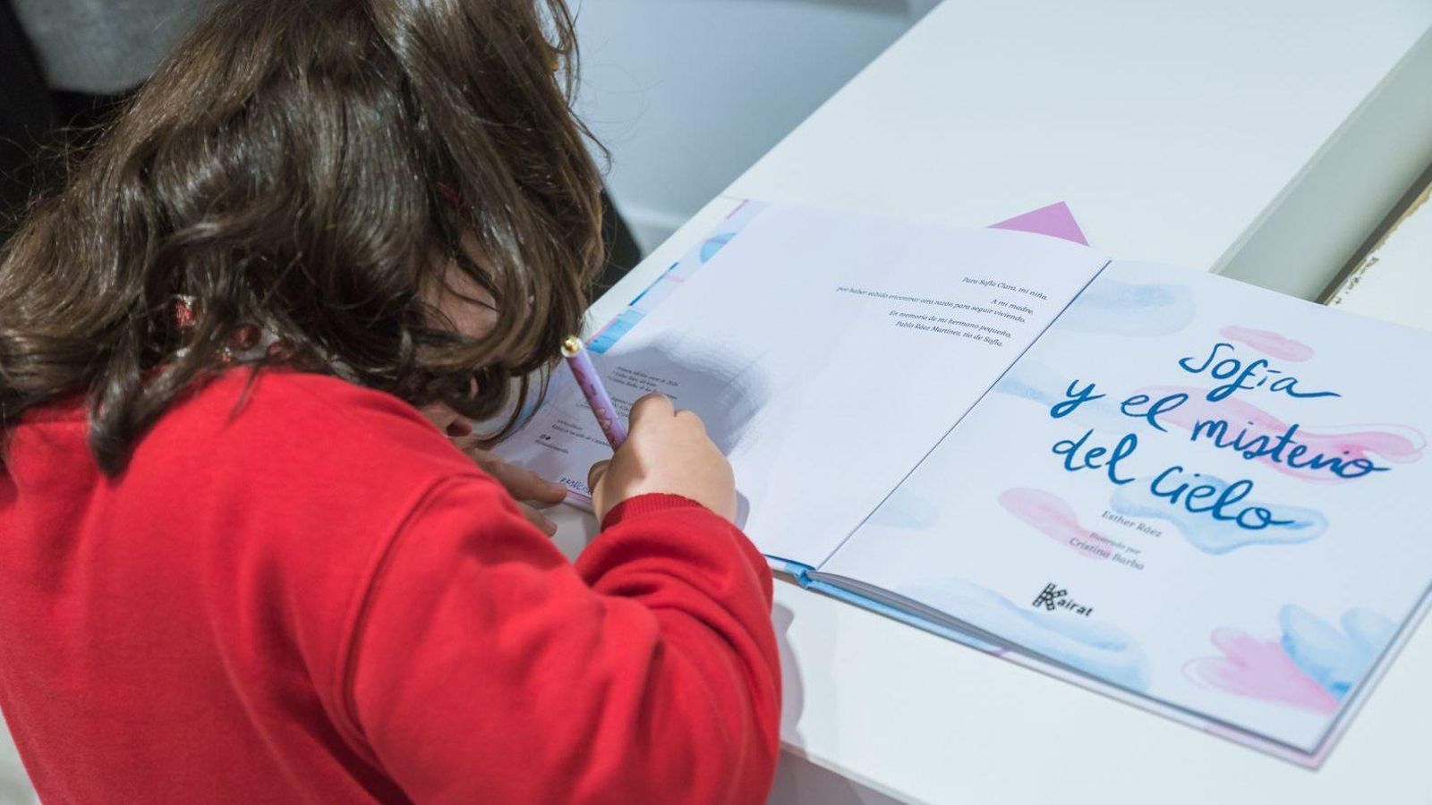 Sofía, sobrina de Pablo Ráez, durante la presentación del libro 'Sofia y el misterio del cielo'