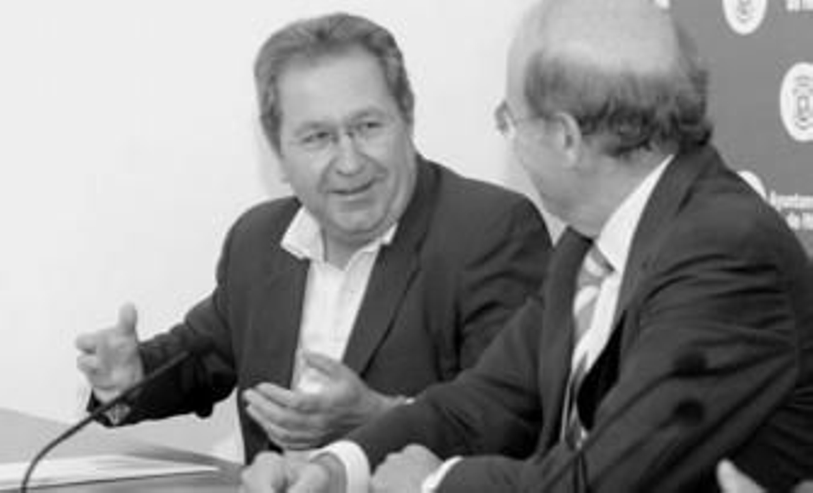 El Defensor del Onubense, Manuel Rodríguez; junto al alcalde de Huelva, Pedro Rodríguez, en la presentación oficial de ayer en el Ayuntamiento.