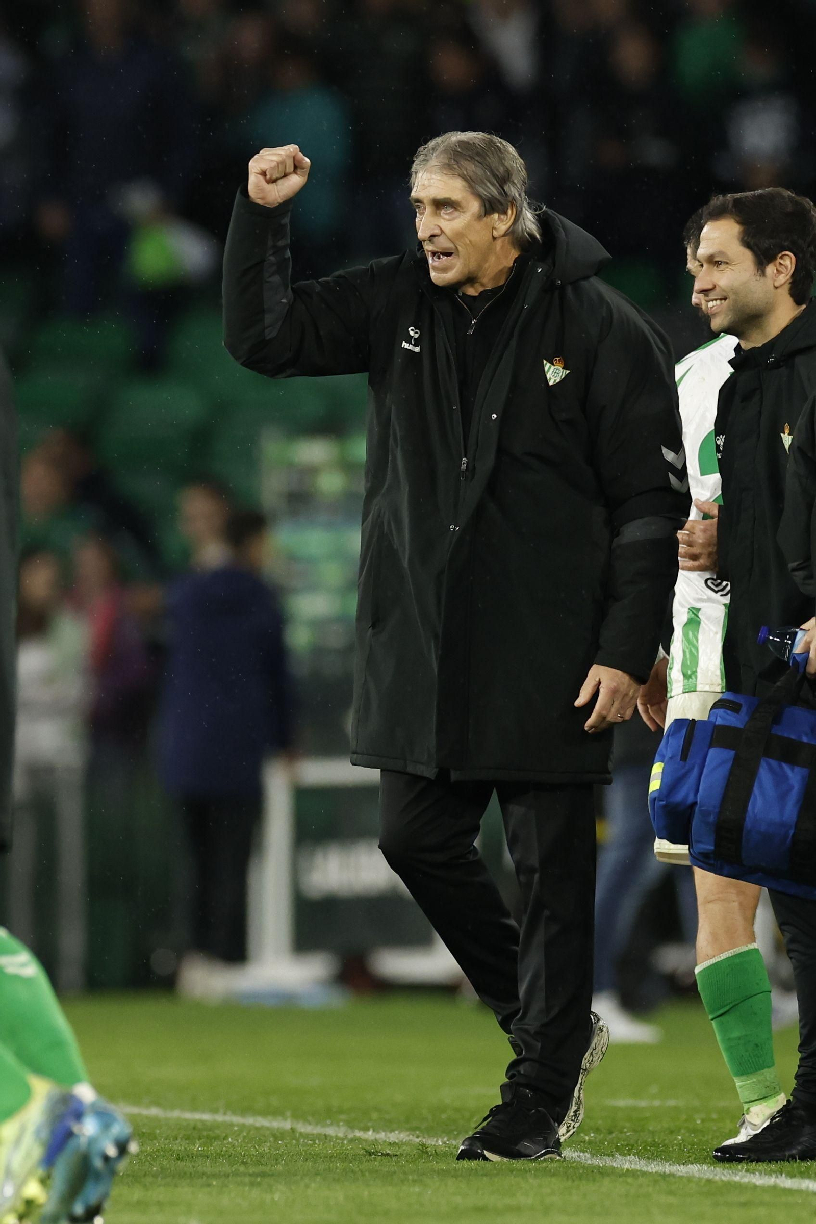 Pellegrini levanta el puño en señal de victoria tras vencer al Real Madrid el pasado sábado.