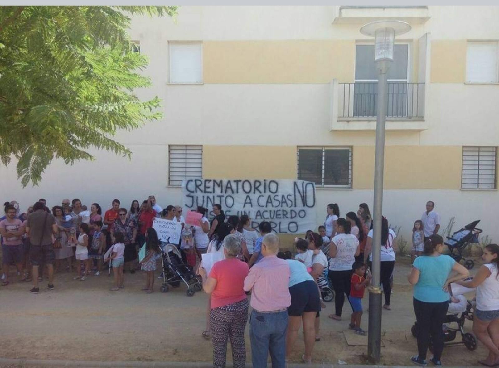 Una concentración de vecinos en contra de la instalación del crematorio cerca de sus viviendas.