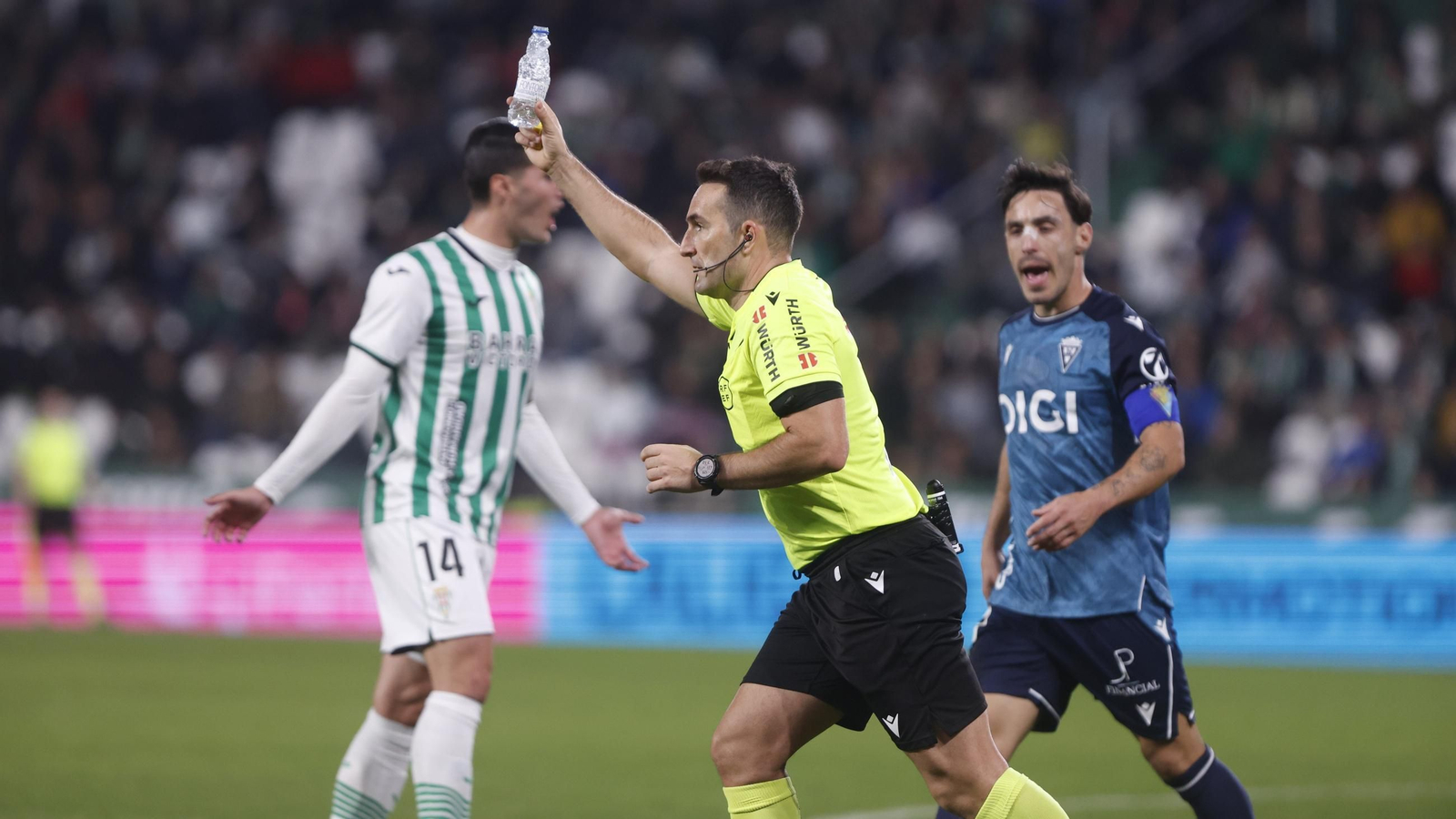 Dámaso Arcediano Monescillo muestra la botella que se lanzó desde el Fondo Sur en el Córdoba CF - Cádiz CF.