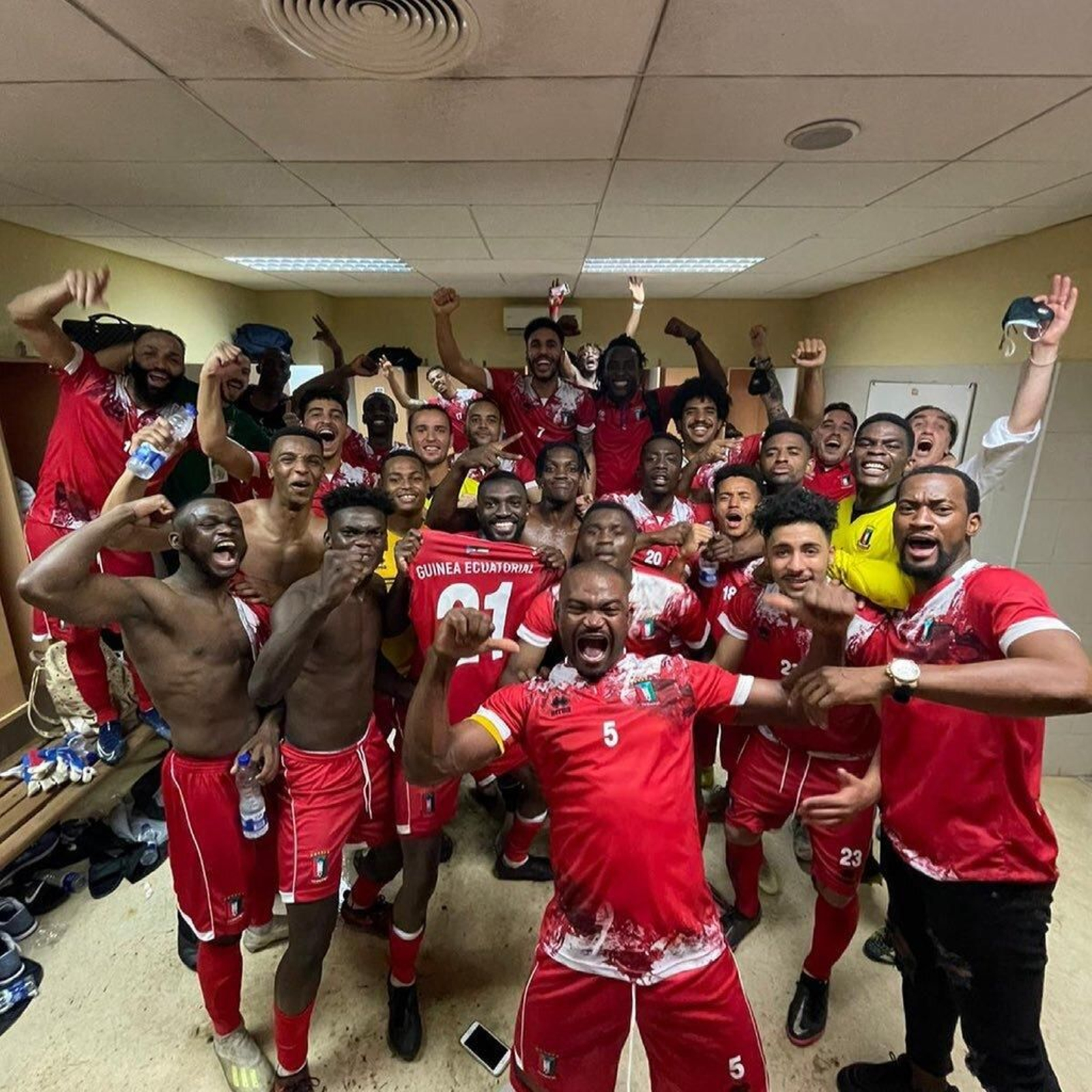 El vestuario de Guinea Ecuatorial celebra su clasificación.