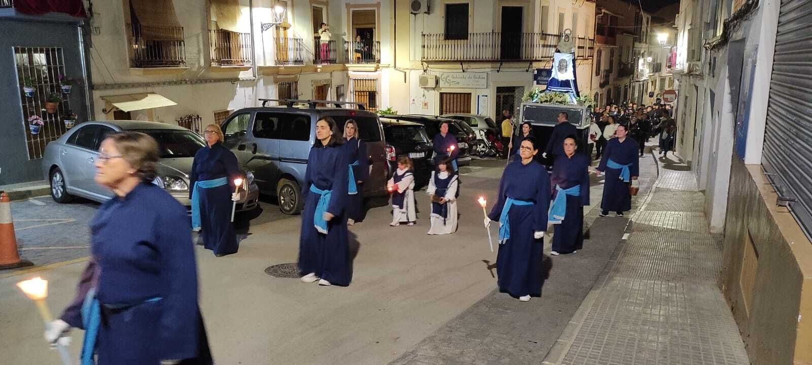 Miércoles Santo en Iznájar: La colorida procesión del Cristo Amarrado a la Columna, en imágenes
