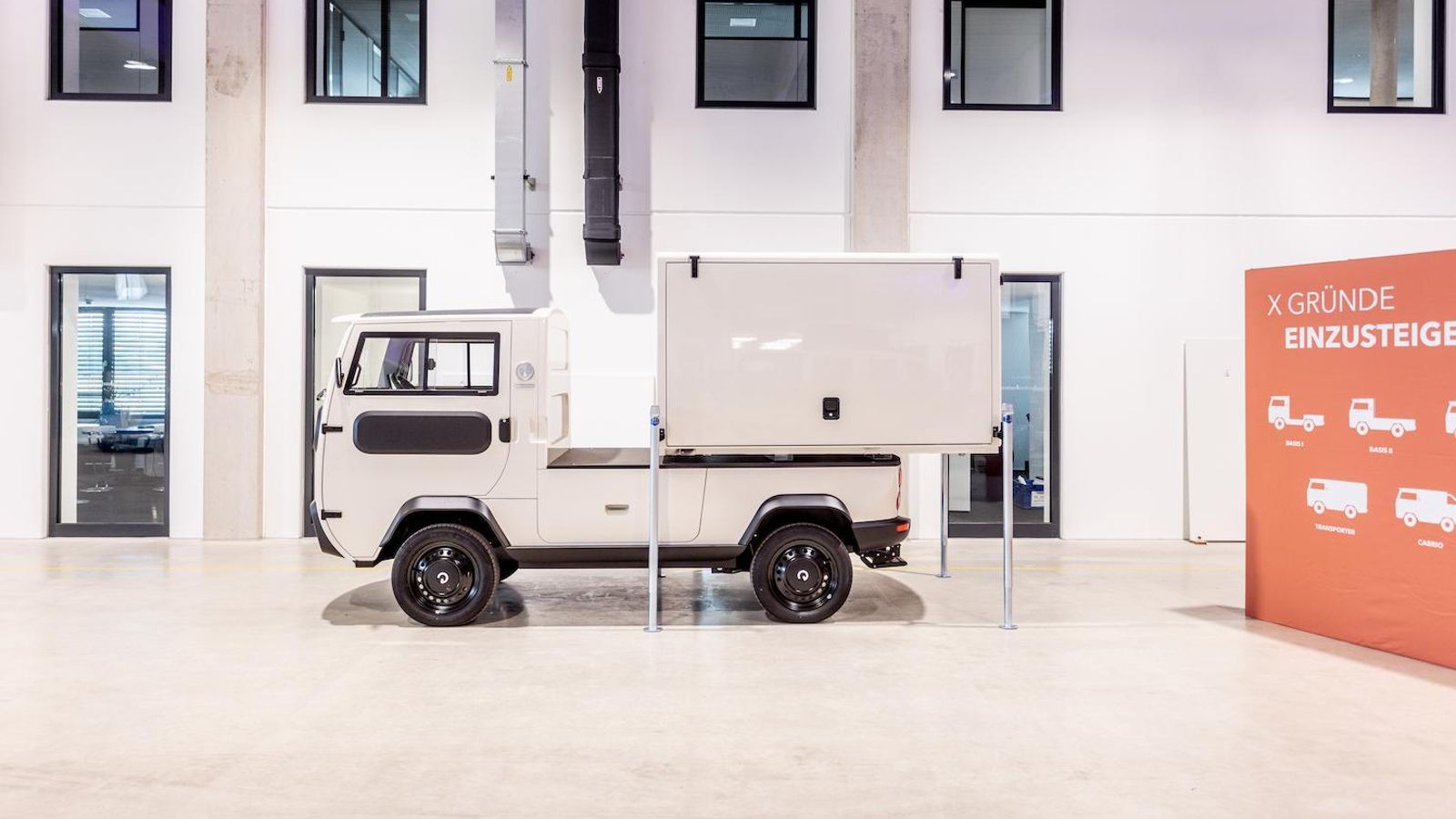 Para dar origen al XBus Box se ancla a la plataforma de carga del Base esta caja multivalente.