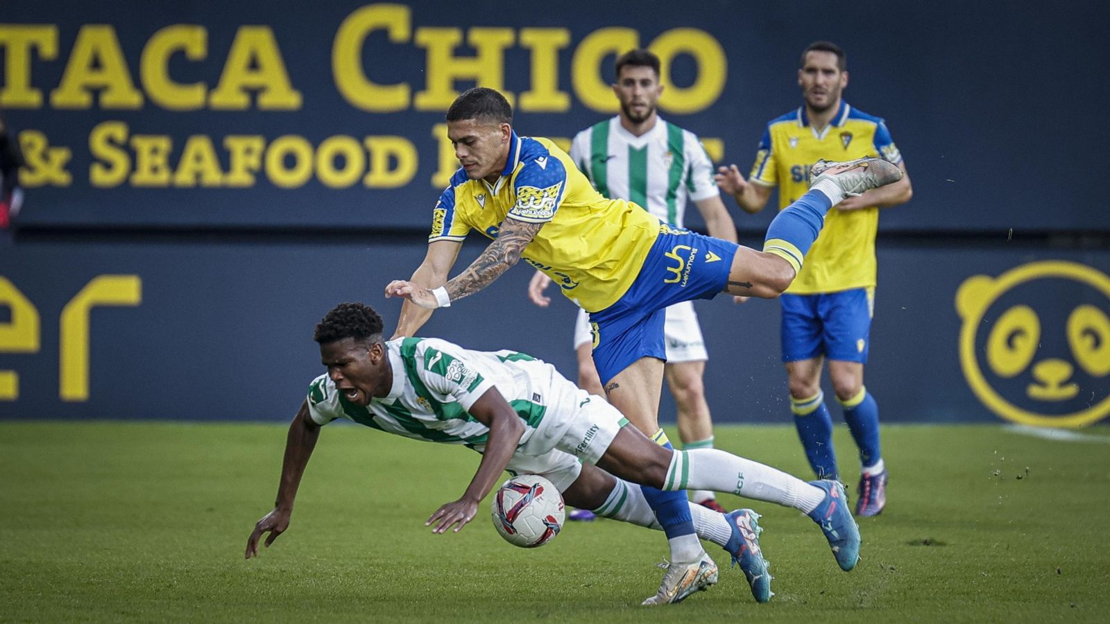 Marvel recibe un empujón de Brian Ocampo en el Cádiz - Córdoba CF del Nuevo Mirandilla.